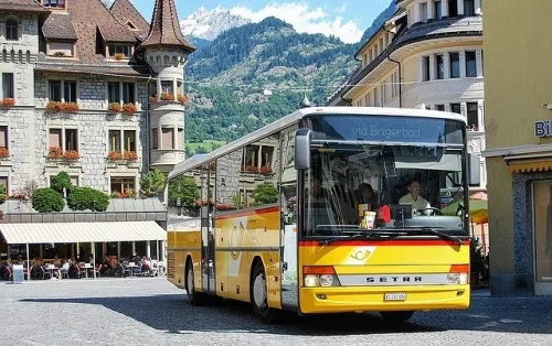 街中を走る黄色いバス