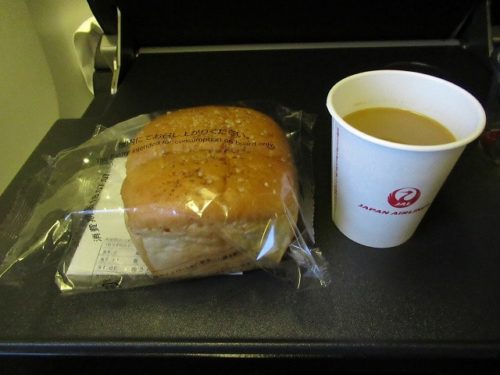 JALのNY行き006便の軽食