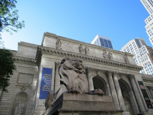 NYPLのシンボルのライオン像