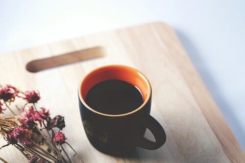 プレートに置かれたコーヒー