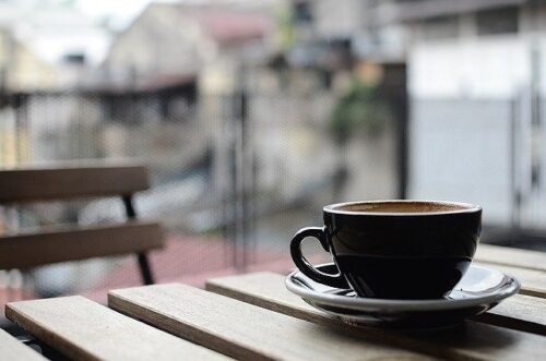 テラスのテーブル上のコーヒーカップ
