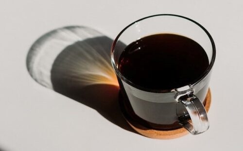 クリアガラスカップのコーヒー