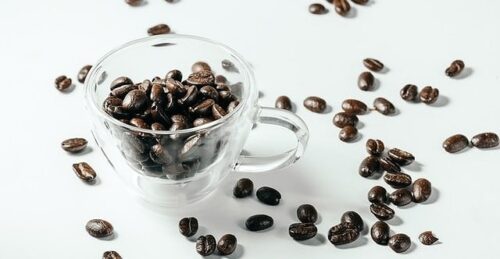 クリアガラスカップに入れられたコーヒー豆