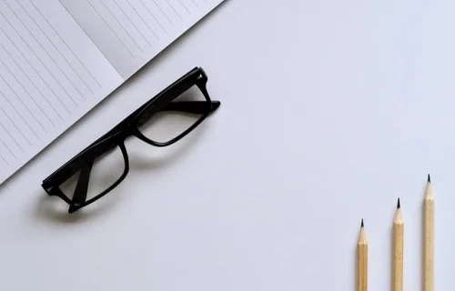 並べられたノートとメガネと鉛筆