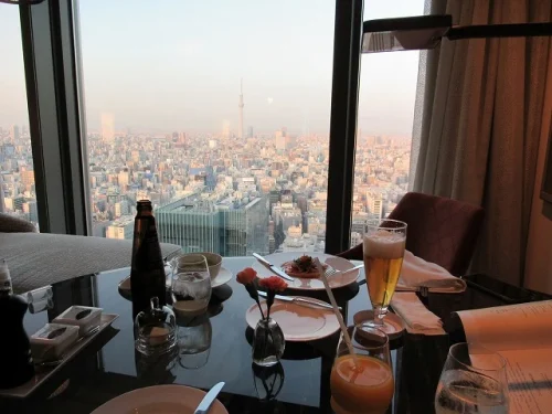 マンダリンオリエンタルホテル東京の部屋から見える夕暮れの景色