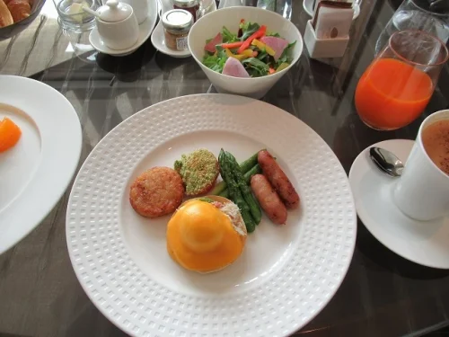 マンダリンオリエンタルホテル東京の朝食　エッグベネディクト