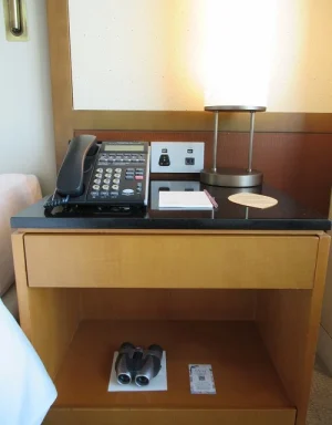 マンダリンオリエンタルホテル東京のベッドサイドテーブル