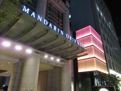 夜のマンダリンオリエンタルホテル東京の外観