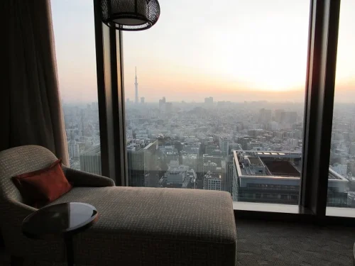 マンダリンオリエンタルホテル東京の客室と日の出