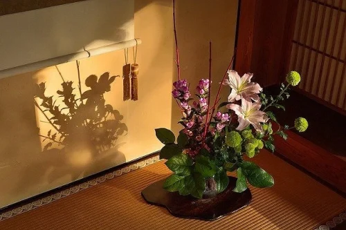 和室の掛け軸と花