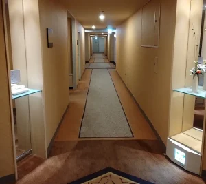 エレベーターホールから客室へ向かう廊下