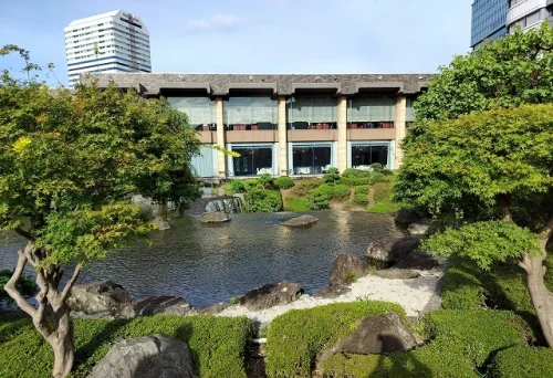 日本庭園の滝の上部