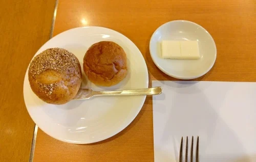 SATSUKIディナーのパンとバター