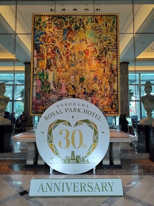 ロビー階に飾られた30周年記念のオブジェ