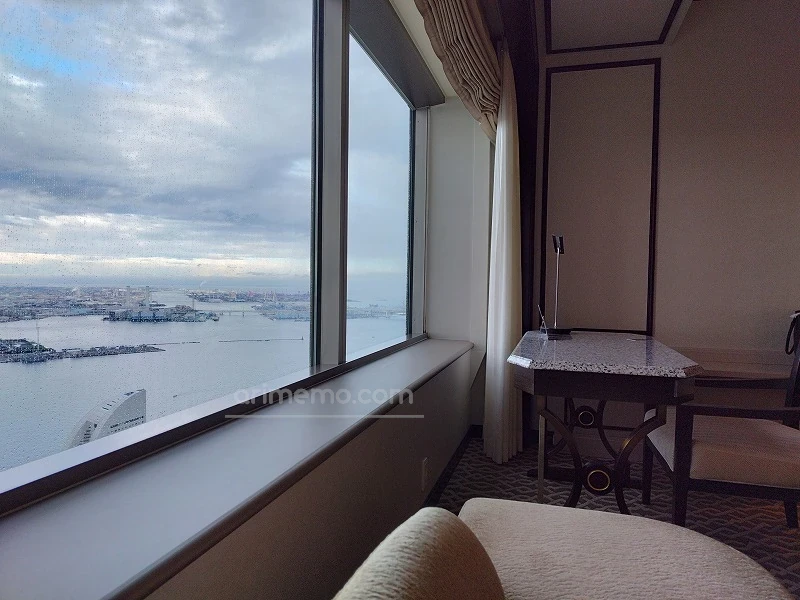 横浜ロイヤルパークホテル「ザ・クラブ」デラックスツインのソファからの眺め