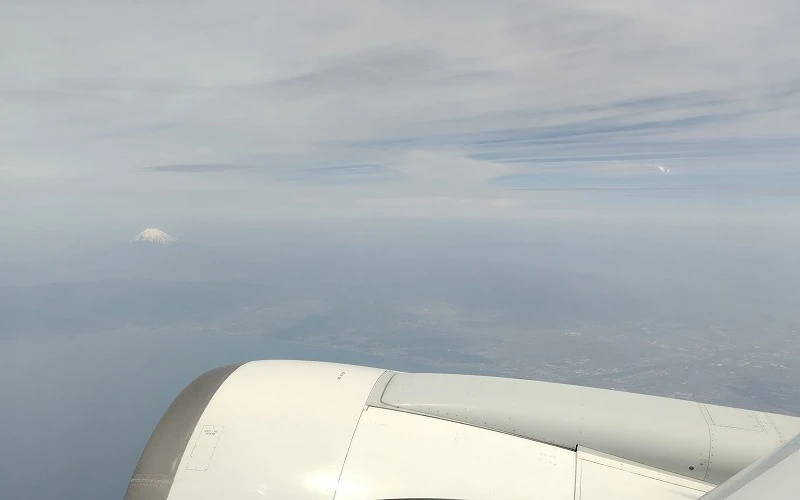 飛行機から見えるエンジン越しの富士山