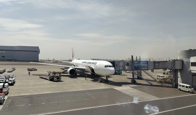 空港で待機中の飛行機（JAL）