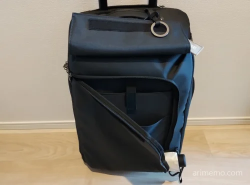 スーツケースの外側にあるフロントポケット